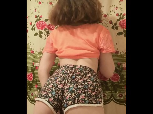 ❤️ Nena jove sexy despullant-se els pantalons curts davant la càmera ❤ Porno a nosaltres