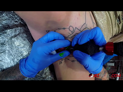 ❤️ La bomba Sully Savage, molt tatuada, es va tatuar al clítoris ❤ Porno a nosaltres